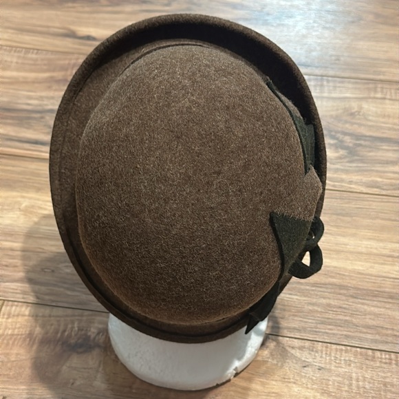 Woman’s Cappelleria Bertacchi handmade Italian wool hat. In Brown with bow. - Picture 3 of 5